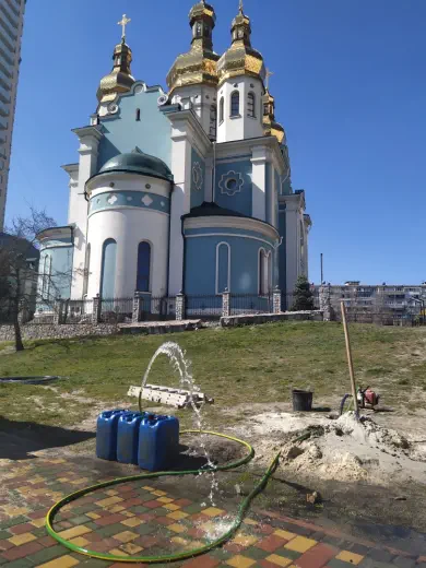 Свердловина біля церкви